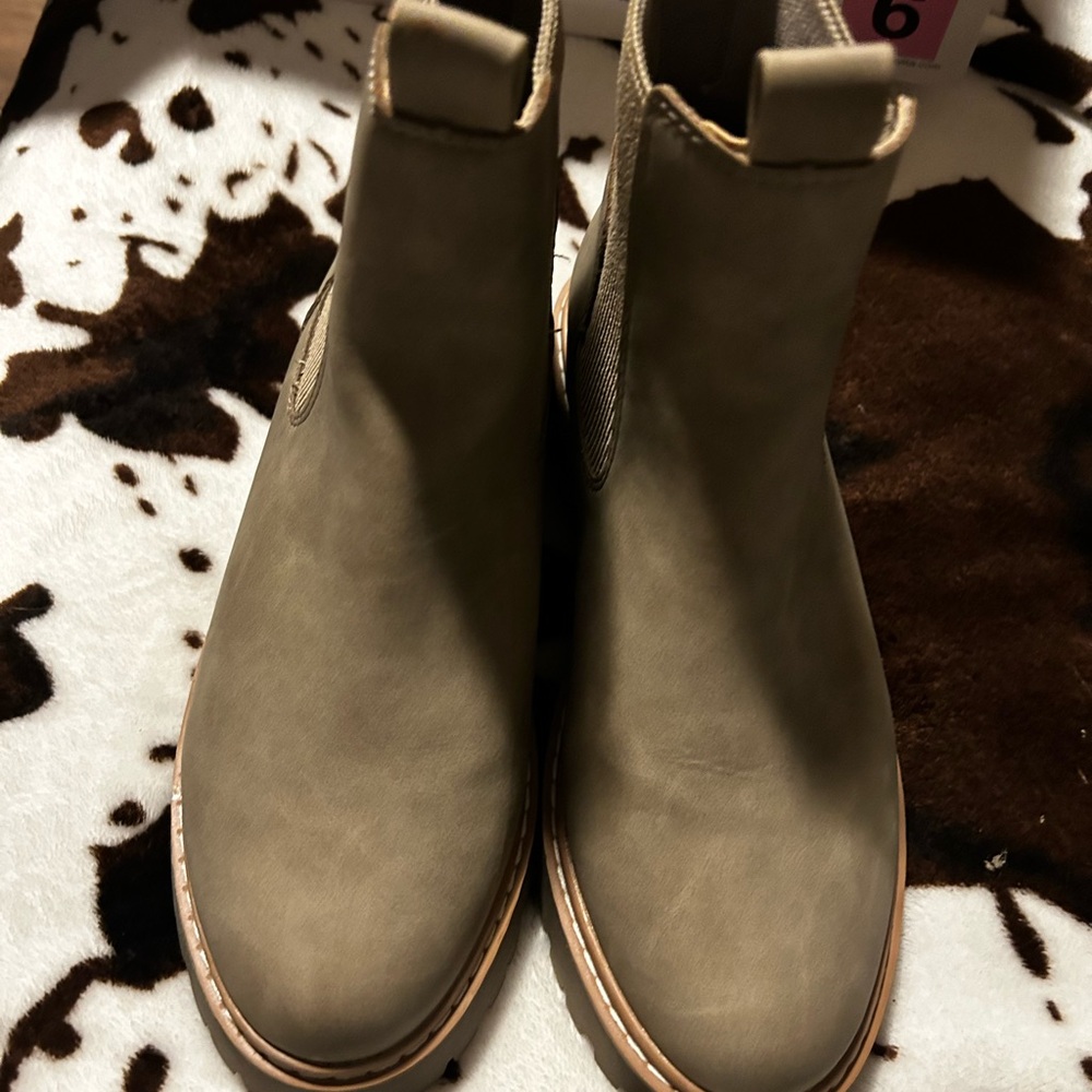 NEW IN BOX Dolce Vita Dark Taupe Chelsea Boots